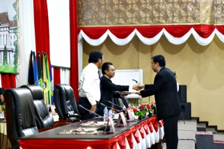 Ketua Pansus PBMD Rudi Chua menyerahkan laporan kepada gubernur dan ketua DPRD