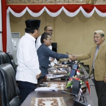 Ketua Pansus Taba Iskandar menyalami Ketua DPRD Jumaga Nadeak dan Gubernur Nurdin