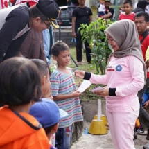 Ketua Tim Penggerak PKK Kota Tanjungpinang Hj Yuniarni Pustoko Weni SH, memberikan hadiah lomba