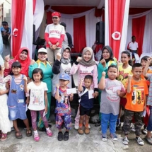 Ketua Tim Penggerak PKK Kota Tanjungpinang Hj Yuniarni Pustoko Weni SH,berfoto bersama anak-anak yang mengikuti lomba