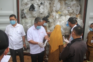 Komisi III DPRD Kepri saat mengecek langsung limbah plastik di dalam konteiner