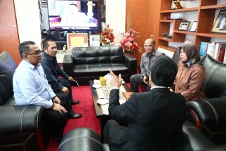 Komisioner KPU mendegarkan paparan dari Ketua DPRD Kepri Jumaga Nadeak