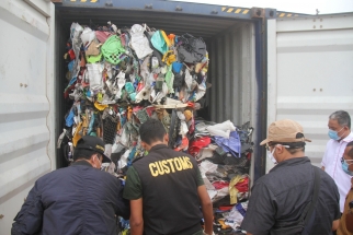 Limbah plastik saat dibuka dari kontener