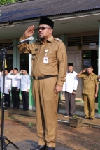 Lis Darmansyah melakukan penghormatan