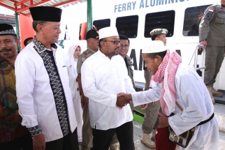 Lis-Syahrul menyalami satu persatu jemaah haji saat tiba di Pelabuhan Sribintan Pura