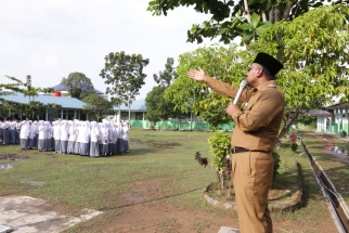 Lis menyampaikan arahan kepada pelajar MAN