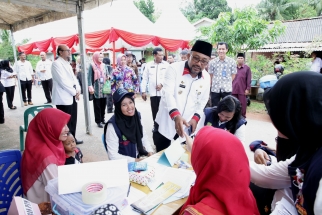 Lis menyapa warga dan panitia