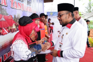 Lis menyerahkan bantuan