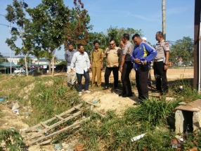 Meninjau lokasi untuk pembangunan pagar