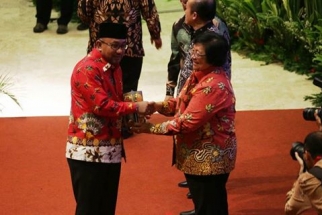 Menteri LHK Siti Nurbaya menyerahkan Piala Adipura kepada Wali Kota Lis Darmansyah