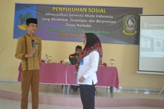 Narasumber dari Dinas Sosial Karimun Saat Tanya Jawab dengan Peserta Penyuluhan