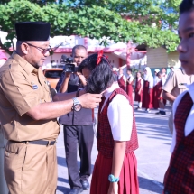 Wali Kota Lis Darmansyah penyematan tanda Peserta ujian sekaligus menjadi pembina upacara