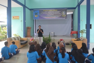 Panitia Penyuluhan Alfiyandri Saat Menyampaikan Rundown Kegiatan pada Peserta Penyuluhan