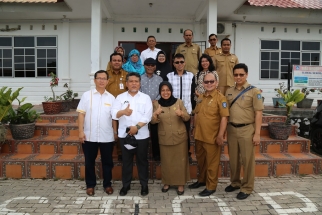 Pansus LKPj DPRD Kepri foto bersama pihak sekolah dan Pemprov Kepri usai tinjau SMA 17 Batam