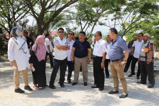 Pansus LKPj DPRD Kepri saat berdiskusi di area Masjid Baiturrahim Karimun