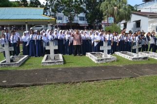 Para Pelajar Berfoto Bersama Kadissos Kepri Doli Boniara