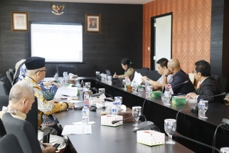 Para anggota Bamus terlihat serius membahas satu persatu agenda DPRD Kepri