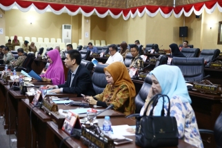 Para anggota DPRD Kepri serius mengikuti jalannya sidang