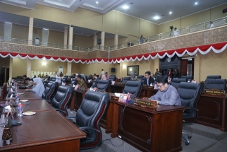 Para anggota DPRD saat mengikuti jalannya sidang