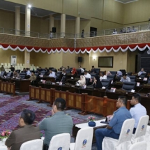 Para anggota DPRD saat sidang paripurna