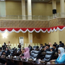 Para anggota DRPD saat sidang paripurna