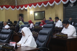 Para anggota dewan saat megikuti sidang paripurna