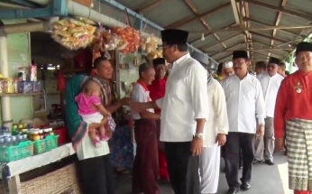Para pedagang menyalami Gubernur Kepri Nurdin Basirun