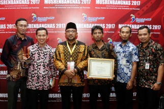 Para pejabat Bappeda Tanjungpinang dengan Wali Kota Lis Darmansyah