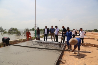 Para pekerja mengerjakan pengaspalan pembangunan pelebaran jalan coastal area disaksikan Pansus LKPj DPRD Kepri