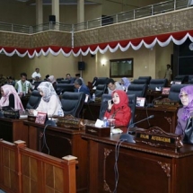 Para politisi perempuan yang aktif mengikuti jalannya sidang DPRD Kepri