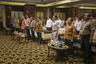 Para undangan saat menyanyikan Lagu Indonesia Raya
