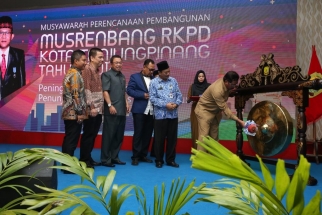 Pemukulan Gong oleh Gubernur Kepri tanada dibukanya Musrenbang Kota Tanjungpinang