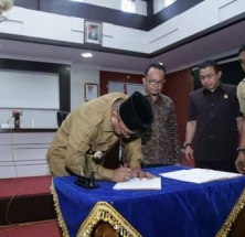 Penandatanganan NPHD oleh Wali Kota Lis Darmansyah