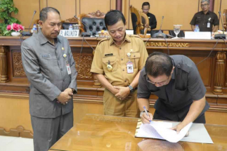 Penandatanganan dan Persetujuan Bersama Tentang Penetapan Propemperda Tahun 2018 oleh Ketua DPRD Suparno