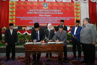 Penandatanganan oleh Gubernur dan Ketua DPRD, disaksikan para Pimpinan DPRD Kepri lainnya