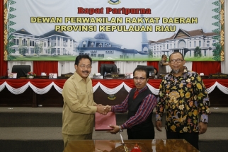 Penyerahan Perda Kelistrikkan kepada Gubernur dari Ketua DPRD Kepri Jumaga Nadeak