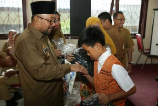 Penyerahan bingkisan oleh Wali Kota Lis Darmansyah