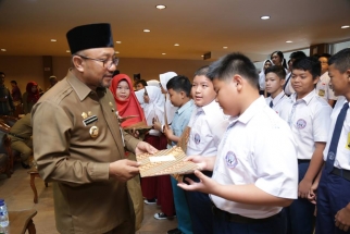 Penyerahan hadiah kepada siswa berprestasi oleh Wali Kota Lis Darmansyah