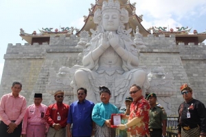 Penyerahan penghargaan kepada anggota DPD RI Haripinto Tanuwidjaya