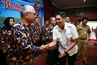 Perwakilan Bank Riau Kepri menyalami para penerima insentif