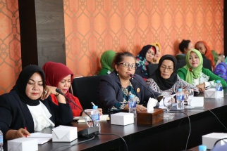 Perwakilan organisasi perempuan saat menyampaikan pendapat