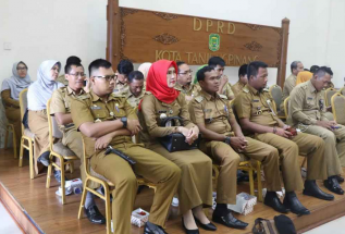 Peserta Paripurna dari OPD Saat Mendengarkan Paparan Pj Walikota