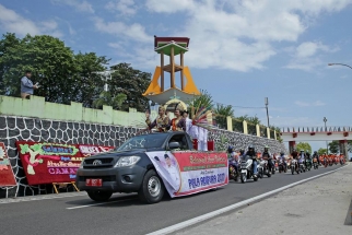 Piala Adipura saat diarak