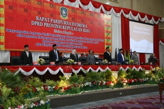 Pimpinan DPRD Kepri, Gubernur dan Anggota V BPK RI saat memimpin sidang paripurna istimewa