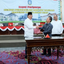 Pimpinan DPRD Kepri Jumaga Nadeak bersalaman dengan Gubernur Kepri Nurdin usai pengesahan perda