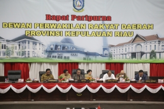 Pimpinan DPRD Kepri bersama Gubernur Nurdin Basirun
