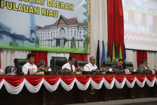 Pimpinan DPRD Kepri saat memimpin sidang