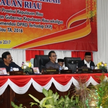 Pimpinan DPRD saat memimpin sidang paripurna