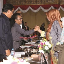 Pimpinan Pansus LKPJ Gubernur Kepri Tahun 2016 Hj Dewi Kumalasari dan Suryani menyerahkan laporan kepada pimpinan DPRD dan Gubernur Kepri
