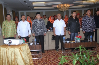 Pimpinan beserta anggota Komisi I DPRD Kepri saat menyanyikan Indonesia Raya